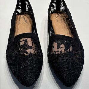 Black Lace Flats with Pointed Toe Design